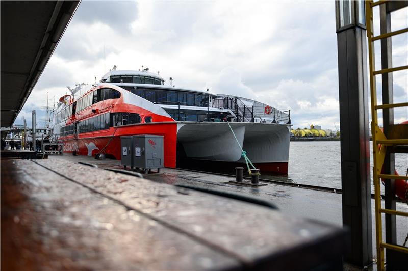 Der Helgoland-Katamaran im März 2023 vor der Abfahrt an den Landungsbrücken.