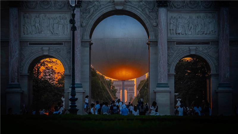 Bilder des Tages Der Heliumballon, der während der Olympischen Spiele 2024 verwendet wurde, und der Arc de Triumph sind bei Sonnenuntergang in Paris sehen.