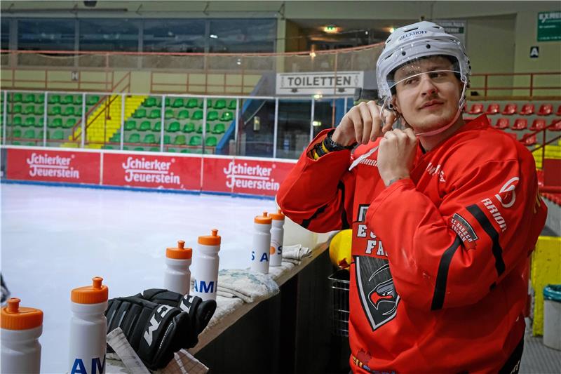 Harzer Falken: Schwede Magnusson schon wieder weg Der Helm kann schon wieder ab: William Magnusson hat seinen Vertrag bei den Harzer Falken aus „familiären Gründen“ schon wieder aufgelöst. Fot: Drechsler