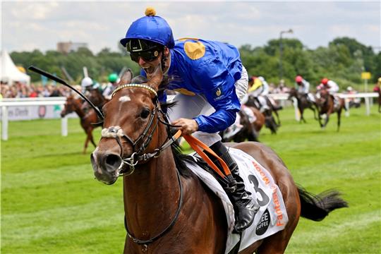Der Hengst Fantastic Moon und sein ständiger Reiter René  Piechulek waren 2023 das Dreamteam des deutschen Turfs. Nach seinem Derbysieg im vergangenen Jahr (Foto) soll „Fanta“ jetzt als Vierjähriger auch ein internationales Gruppe-I-Rennen gewinnen. Fotos: Sorge