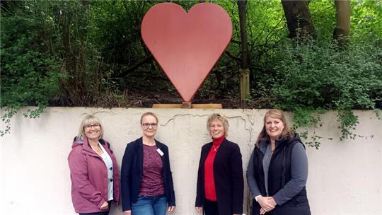Der Herzweg hat die erste offizielle Motivationsstation: Bei der Übergabe sind (v.l.) Angelika Rebentisch und Bettina Beimel von der Kurbetriebsgesellschaft, Klinik-Leiterin Anna-Lena Knop und Katharina Dundler als Leiterin der Tourist-Informationen Oberharz.