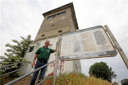 Der Hessener Enrico Kretschmar setzt sich für den Erhalt des ehemaligen DDR-Grenzturms am Hessendamm ein. Das Bauwerk steht unter Denkmalschutz und bedarf dringend einer Sanierung.