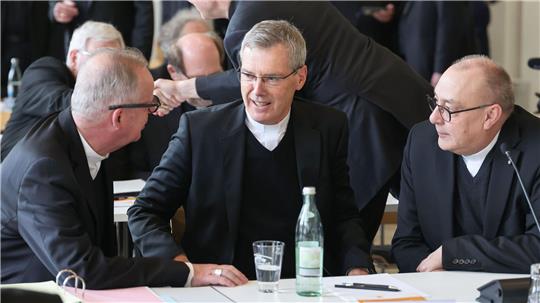 Der Hildesheimer Bischof Heiner Wilmer ist zum Vorsitzenden der Deutschen Bischofskonferenz gewählt worden.