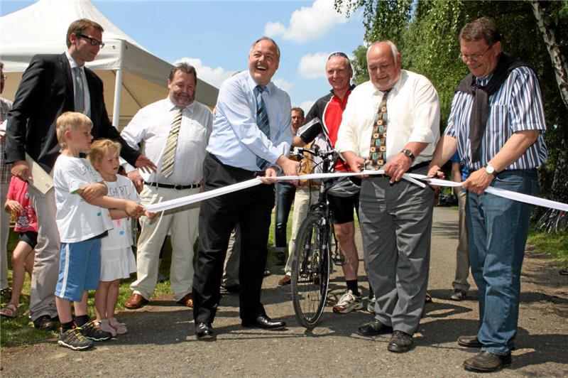 Der Hildesheimer Landrat Reiner Wegner (2. v. r.) und sein Wolfenbütteler Amtskollege Martin Hortig (4. v. r.) schneiden das Eröffnungsband durch.  Foto: Leifeld