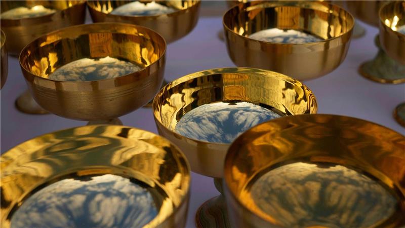 Der Himmel spiegelt sich in leeren Kelchen, bevor Kardinalstaatssekretär Pietro Parolin mit einer Gruppe von Vatikanangestellten und Gläubigen auf dem Petersplatz im Vatikan eine Messe feiert.