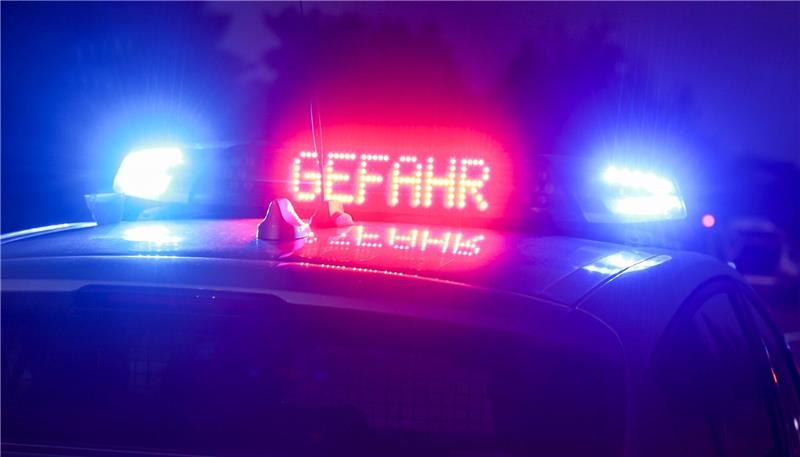 Unfall bei Seesen: Pkw überschlägt sich – Bahnübergang dicht Der Hinweis «Gefahr» leuchtet auf dem Dach eines Einsatzwagens der Polizei.