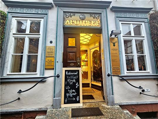Der Hirsch ist geblieben: In der ehemaligen Apotheke am Schuhhof ist jetzt ein Café beheimatet.  Fotos: Sowa