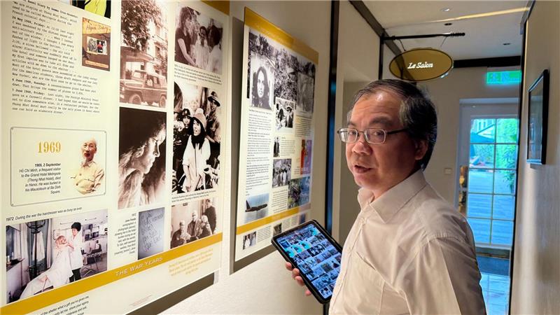 Spuren des Vietnamkriegs von „Agent Orange“ bis „Hanoi Jane“ Der Historiker Nguyen Thanh Tung steht im berühmten Hotel Metropole vor Fotos der Schauspielerin Jane Fonda („Hanoi Jane“) und der Sängerin Joan Baez, die hier einst im Bunker Schutz suchten.
