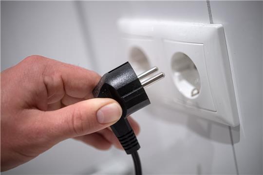 Der Hitzesommer geht dem Ende entgegen, die kältere und dunklere Jahreszeit steht vor der Tür. Pünktlich zum 1. September treten die neuen Auflagen zum Energiesparen in Kraft. Viele werden sie im Alltag spüren. Ein Überblick über die neuen Regeln. Foto: dpa