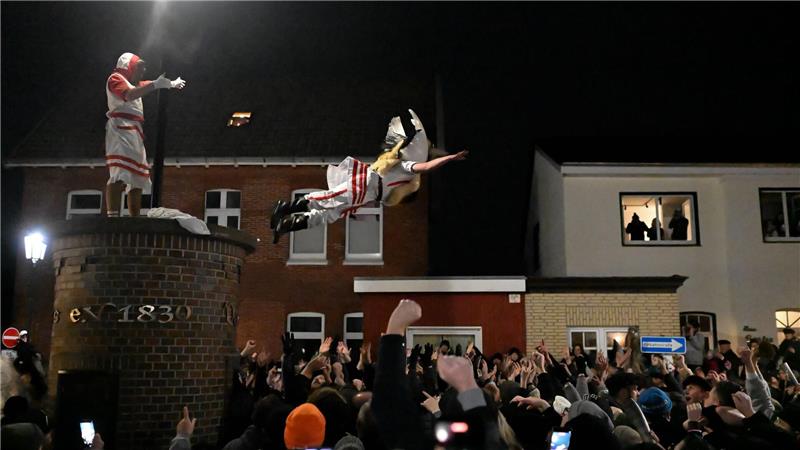 Der Höhepunkt des Klaasohm-Fests auf Borkum ist das Springen der Klaasohms von einer Säule in die Menschenmenge. 