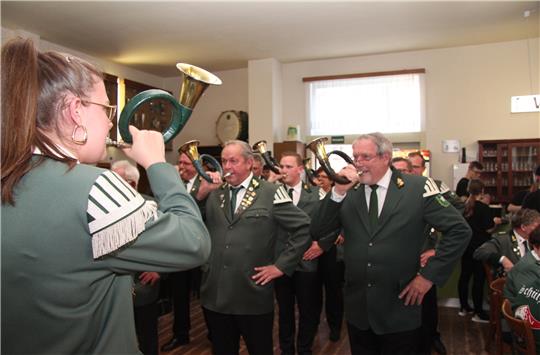 Der Hörnerzug führt die Könige aus dem letzten Jahr ins Vereinsheim der Ostharinger Schützen. Foto: Hohaus