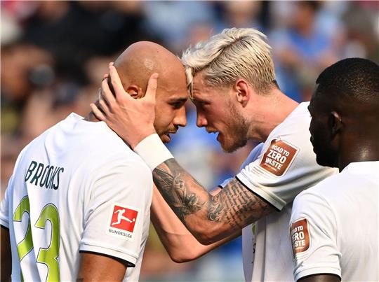 Der Hoffenheimer John Anthony Brooks (l) bejubelt mit Wout Weghorst (r) seinen Treffer zum 1:1.