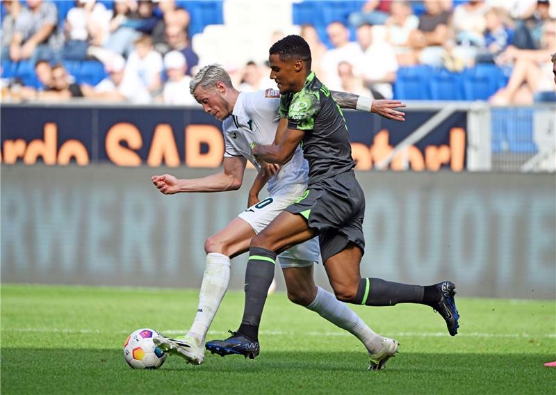 Hoffenheim stoppt Wolfsburger Mini-Serie Der Hoffenheimer Wout Weghorst (l) und der Wolfsburger Amin Sarr kämpfen um den Ball.