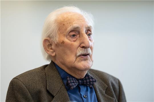 Der Holocaust-Überlebende Leon Weintraub spricht bei einem Pressegespräch an der Georg-August-Universität Göttingen.