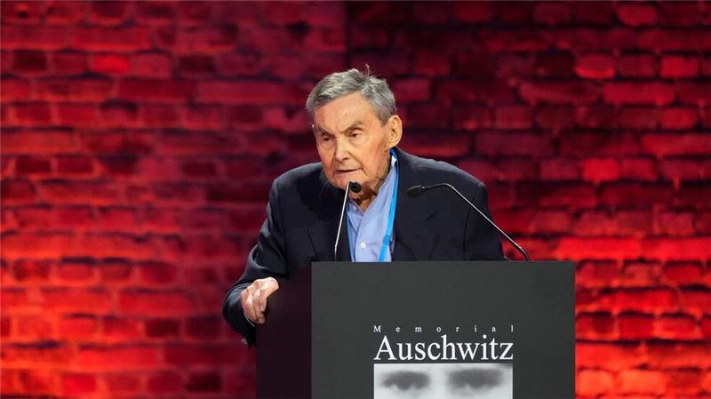 Auschwitz-Überlebender: Widersetzt euch Verschwörungsmythen Der Holocaust-Überlebende Marian Turski spricht während der Gedenkfeier zum 80. Jahrestag der Befreiung des ehemaligen deutschen Konzentrations- und Vernichtungslagers Auschwitz-Birkenau. (Foto aktuell)