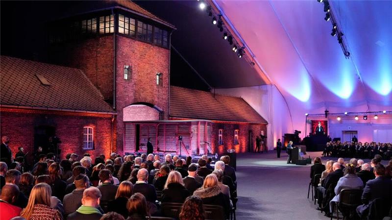 Auschwitz-Überlebender: Widersetzt euch Verschwörungsmythen Der Holocaust-Überlebende Marian Turski spricht während der Gedenkfeier zum 80. Jahrestag der Befreiung des ehemaligen deutschen Konzentrations- und Vernichtungslagers Auschwitz-Birkenau. (Foto aktuell)