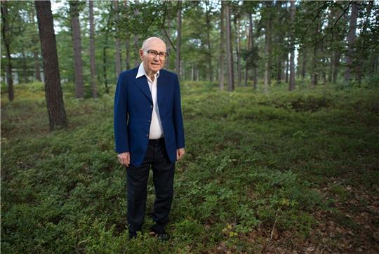 Der Holocaust-Überlebender und israelische Sportler Shaul Ladany steht an der Gedenkstätte des Konzentrationslagers Bergen-Belsen.