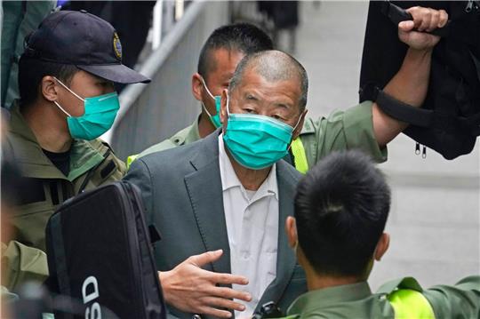Der Hongkonger Bürgerrechtler Jimmy Lai verlässt das Berufungsgericht in Hongkong.