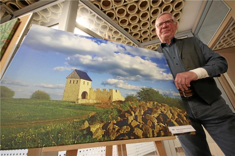 Fotoausstellung zur Pfalz Werla in Schladen zu bewundern Der Hornburger Hennig Meyer präsentiert sein Werla-Lieblingsbild: „Da passt einfach alles.“ Noch bis Ende Mai sind die großformatigen Fotos in der Schladener Volksbank zu sehen. Foto: Gereke