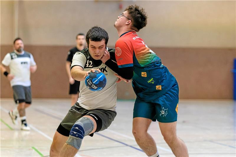 Die HSG ist am Ende eine leichte Beute Der Hornburger Jan Gehrs (r.) packt gegen Lukas Reske von der HSG Liebenburg-Salzgitter kräftig zu. Das Nachbarschaftsduell in der Handball-Regionsoberliga endet deutlich mit 14 Toren Unterschied zugunsten der Hornburger. Foto: Drechsler