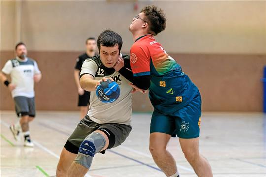 Der Hornburger Jan Gehrs (r.) packt gegen Lukas Reske von der HSG Liebenburg-Salzgitter kräftig zu. Das Nachbarschaftsduell in der Handball-Regionsoberliga endet deutlich mit 14 Toren Unterschied zugunsten der Hornburger. Foto: Drechsler