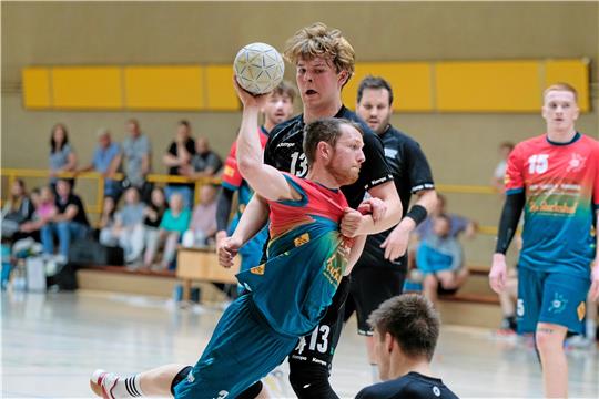 Der Hornburger Lukas Tappe setzt sich am Kreis gegen seinen Rhumetaler Gegenspieler durch.  Foto: Drechsler