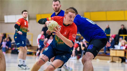 Der Hornburger Max-Chrisben Stöhr setzt sich am Kreis durch und nimmt fokussiert den freien Wurf. Am Ende erzielt er vier Treffer gegen die SG Zweidorf/Bortfeld. Foto: Drechsler