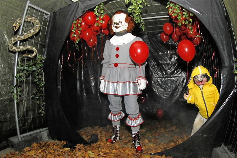 Schelloween: Horror zum Anfassen in Oker Der Horrorclown Pennywise aus dem Film „Es“ ist in der Begegnungsstätte als Erschrecker unterwegs. Fotos: Epping