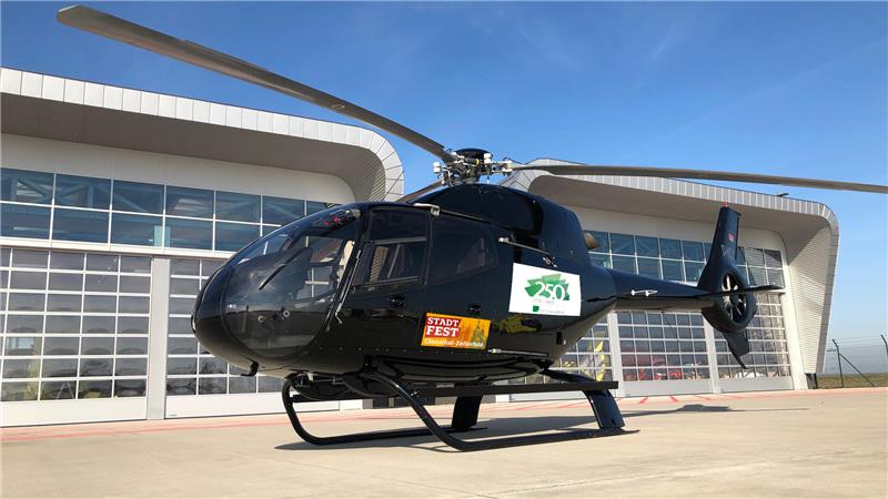 Zum Stadtfest fliegt der Hubschrauber über Clausthal-Zellerfeld Der Hubschauer der Firma Heli-Jet fliegt wieder mit Gästen über Clausthal-Zellerfeld.