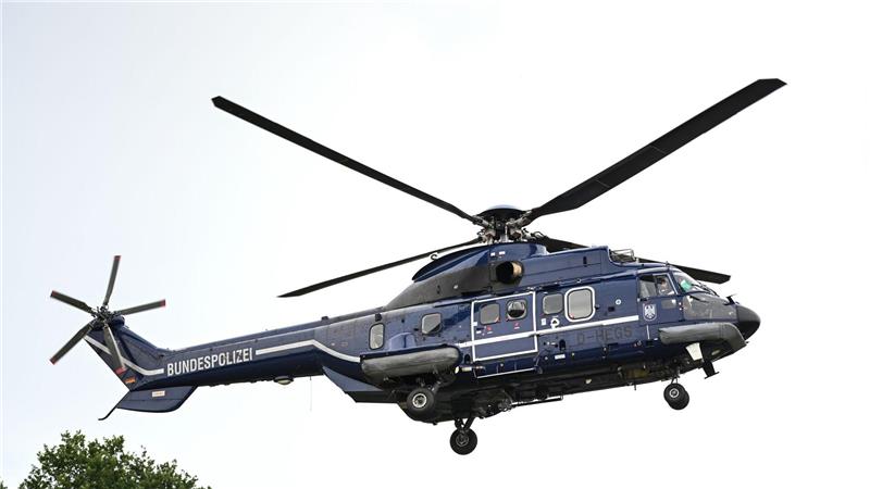 Der Hubschrauber fliegt verschiedene Orte entlang der Grenze an.