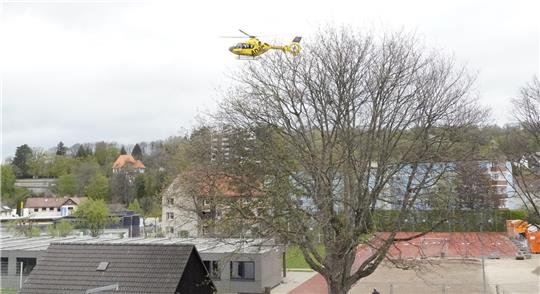 Der Hubschrauber setzt zur Landung auf dem Hof des Werner-von-Siemens-Gymnasiums an. Foto: Schlegel