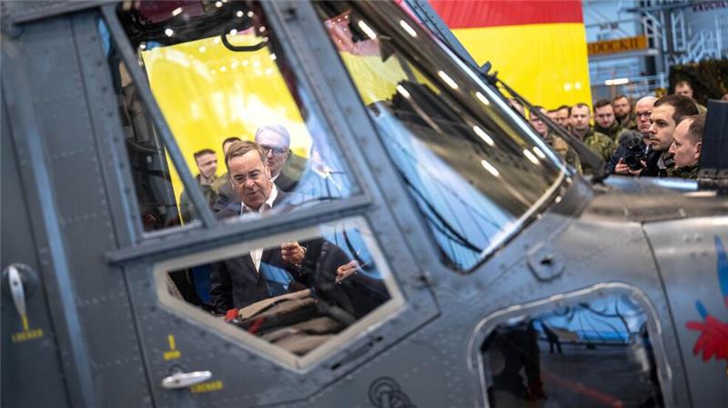 Der Hubschrauber soll bald aussortiert werden.