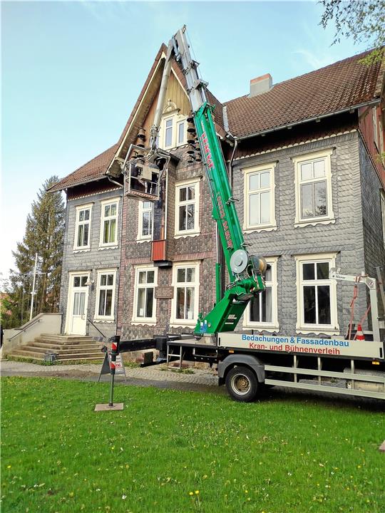 Der Hubsteiger hält direkt vor der alten Post. So können sich Glaser und Techniker das Glockenspiel sowie die Fahrkunst genau anschauen. Es werden Maße genommen und die außen liegende Mechanik überprüft. Fotos: Privat