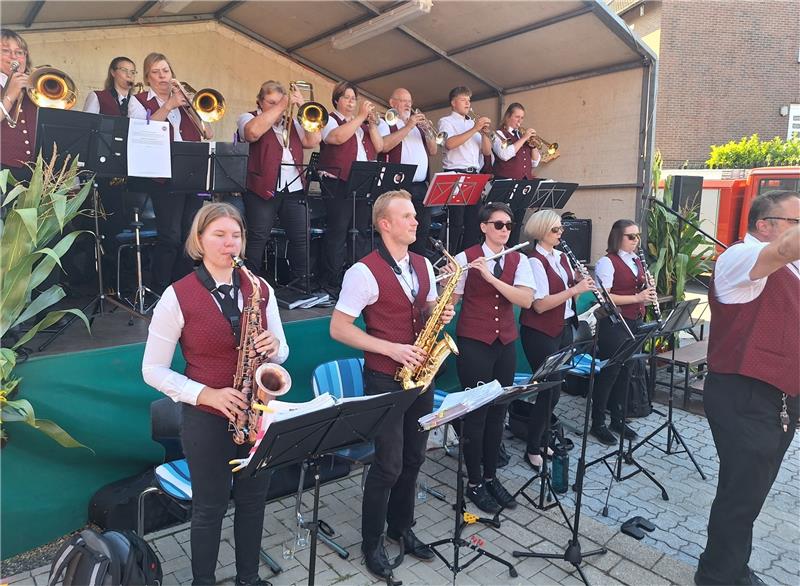 Bredelem feiert Dorffest mit viel Musik Der Hüttenmusikkorps sorgt für musikalische Unterhaltung. Foto: Hohaus