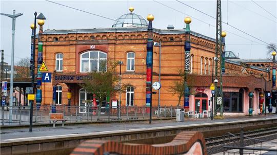 Der Hundertwasser-Bahnhof in Uelzen ist etwas Besonderes. Nun soll es ein Museum zu den Werken des Österreichers geben. (Archivbild)