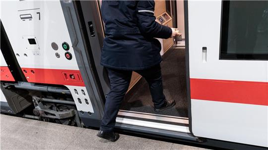 Der ICE L ist zwar stufenlos, fährt derzeit aber noch mit angemieteten Loks. (Archivbild)