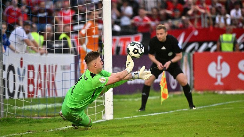 Bilder des Tages Der Illertissener Torwart Michel Wittek hält den entscheidenden Elfmeter im DFB-Pokalspiel gegen den 1. FC Nürnberg.