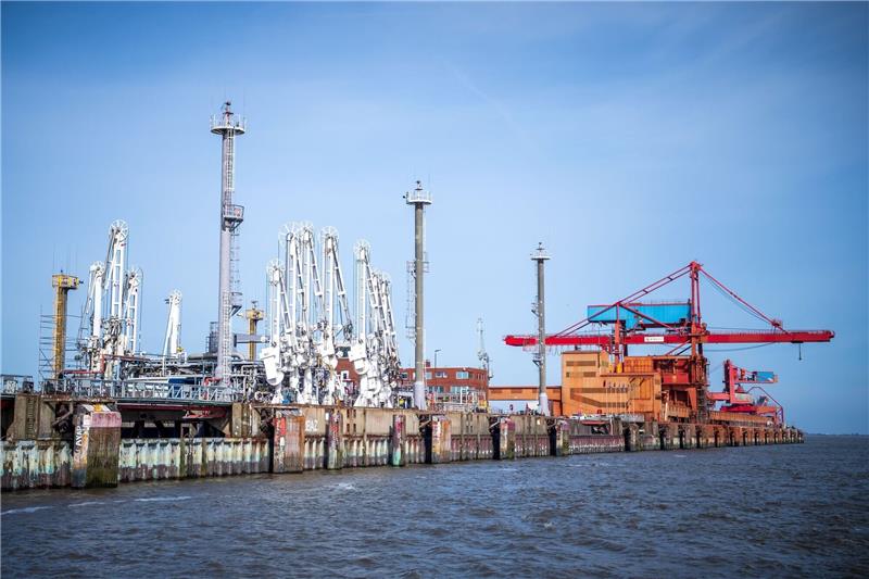 Anleger für LNG-Terminal fertig: Import soll 2024 starten Der Industriehafen Stade, der für ein Terminal für Flüssigerdgas erweitert wird.