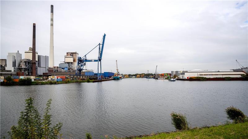 Der Industriehafen in Bremen: Beim Ablegen eines Schiffs kam es hier zu einem Unfall. (Archivbild)