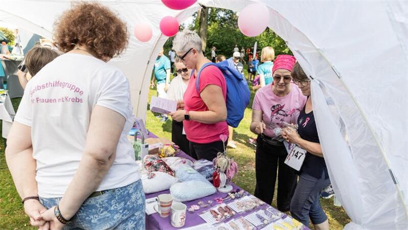 „Pink Ladies“ werben für Vorsorge, Information und Bewegung Der Infostand von Regina Siller ist dicht umlagert.