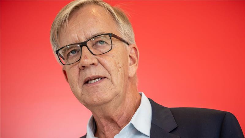 Mehr Straftaten gegen Bahnmitarbeiter und Bundespolizei Der Innenminister müsse einen Plan gegen Gewalt vorlegen, meint der Linken-Politiker Dietmar Bartsch. (Archivbild)
