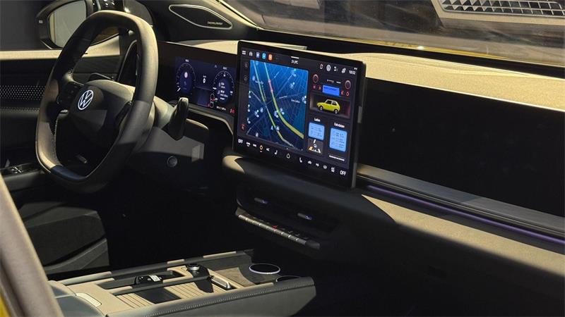 VW legt Elektro-SUV neu auf - und nennt ihn ID. Tiguan Der Innenraum wurde überarbeitet - unter anderem gibt es wieder mehr physische Tasten. (Archivbild)