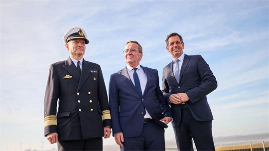 Der Inspekteur der Marine, Vizeadmiral Wilhelm Tobias Abry, Bundesverteidigungsminister Boris Pistorius und Niedersachsens Ministerpräsident Olaf Lies (beide SPD, l-r) stellten die Pläne für den neuen Marinehafen in Emden vor.
