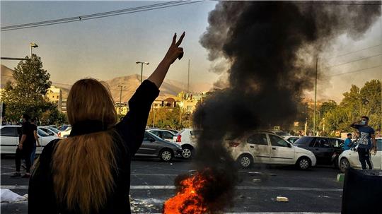 Der Iran will in der Hauptstadt Teheran 80 000 neue Sittenwächter einsetzen, um die Kopftuchpflicht für Frauen konsequenter durchzusetzen. (Archivbild) 