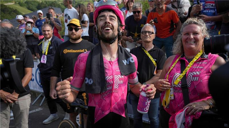 Der Ire Ben Healy feiert die Übernahme des Gelben Trikots des Gesamtführenden nach der zehnten Etappe der Tour de France.