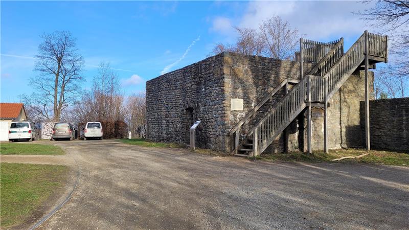 Der Ist-Zustand auf dem Burgberg-Plateau: Neben dem „Aussichtsreich“ findet sich der in Teilen bereits wieder aufgebaute Pulverturm. Dessen Mauern sollen überbaut werden.