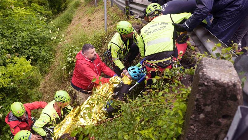 Der Italiener Alessio Martinelli wird nach seinem Sturz von Rettungskräften behandelt.