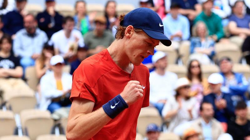 Sinner gewinnt Erstrundenmatch bei French Open Der Italiener Jannik Sinner ballt die Faust nach einem Punktgewinn.
