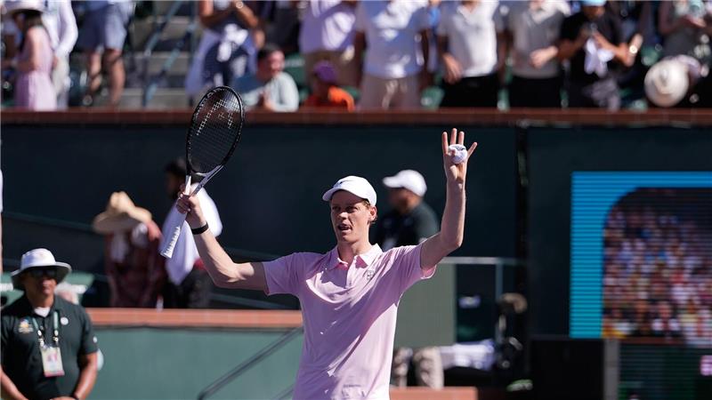 Der Italiener Jannik Sinner jubelt nach seinem Sieg über den Deutschen Zverev.