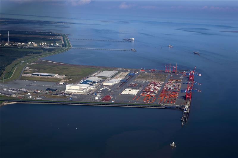 Offshore-Windkraft: Verband für Ausbau von Jade-Weser-Port Der Jade-Weser-Port, Deutschlands einzigem Tiefwasserhafen (Luftaufnahme aus einem Kleinflugzeug).